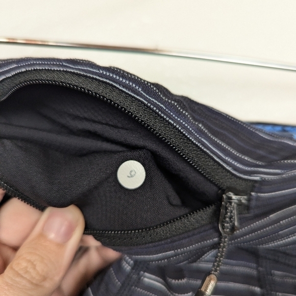 Lululemon Blue striped leggings crop size 6 - Picture 3 of 3